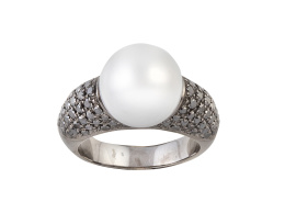 236.  Sortija con perla central en montura cuajada de brillantes negros