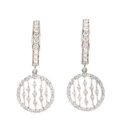234.  Pendientes largos con círculo calado de brillantes que pende de criolla de brillantes