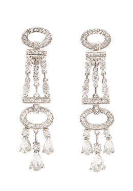 209.  Pendiente largos de brillantes con diseño de formas geométricas caladas y tres diamantes talla pera colgante