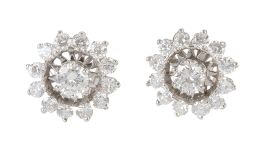 223.  Pendientes rosetón de brillantes engastados en garras a dos alturas