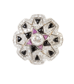 144.  Sortija estilo Art-Decó de brillantes, rubíes y ónix que componen flor circular, con brillante central de 0,40 ct aprox