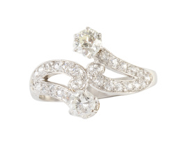 138.  Sortija tu y yo de brillantes, con dos centros coronando bandas sinuosas de brillantes