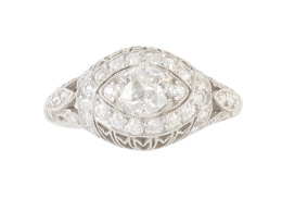 137.  Sortija  de brillantes Art-Decó con brillante central de 0,60 ct aprox, con galería bombée calada
