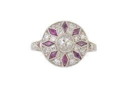146.  Sortija estilo Art-Decó rosetón de brillantes y rubíes de talla romboidal alternos  