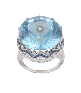 132.  Sortija estilo Art-Decó con gran piedra azul central, en montura de brillantes y zafiros calibrados con diseño geométrico 