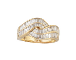 193.  Sortija de diamantes talla baguette en diseño de nudo formado por dos bandas entrelazadas