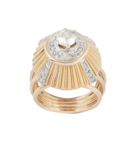 103.  Sortija chevalièr años 40 de frente cónico, coronada con brillante central de talla antigua, con decoración gallonada decorada con cuatro bandas de diamantes