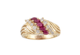 197.  Sortija de rubíes y brillantes con banda oblícua de rubíes talla navette flanqueados por líneas de brillantes, en montura gallonada
