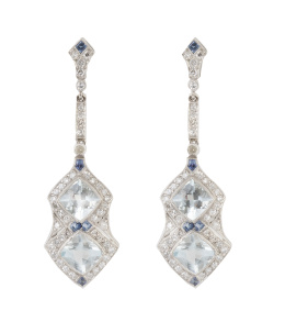 130.  Pendientes largos estilo Art-Decó de brillantes, con dos aguamarinas de talla romboidal en pieza geométrica colgante