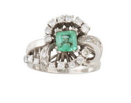 284.  Sortija con esmeralda central con marco asimétrico de brillantes