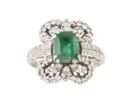 262.  Sortija con esmeralda talla esmeralda con marco lobulado de brillantes a modo de flor