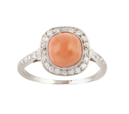 94.  Sotija con coral en cabuchón elevado central, orlado de brillantes