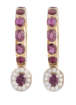 189.  Pendientes criollas de rubíes ovales con rosetón de brillantes y rubí central colgante