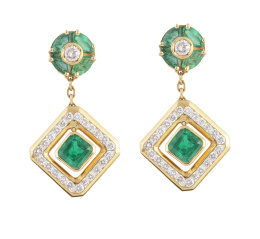 179.  Pendientes largos de esmeraldas y brillantes, con rombo de brillantes en cuyo interior pende esmeralda, colgante de rosetón superior