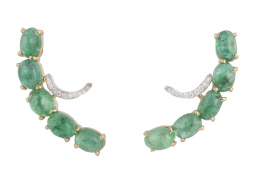 182.  Pendientes de cabuchones de esmeraldas que forman una banda rígida arqueada decorada con un arco lateral de brillantes