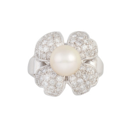 238.  Sortija flor de brillantes y perla akoya, con centro de perla rodeada por cuatro pétalos de pavé de brillantes