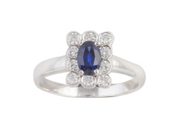 239.  Sortija con zafiro oval central en marco exterior de chatones de brillantes