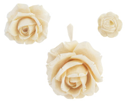 50.  Conjunto de tres flores de diferentes tamaños talladas en marfil