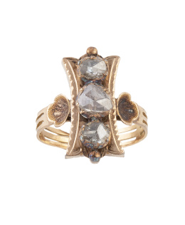 66.  Sortija lanzadera de diamantes S. XIX con tres diamantes de talla rosa y aro calado