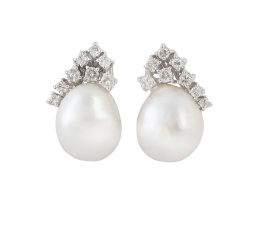 307.  Pendientes con grandes perlas barrocas australianas, adornadas con racimo lateral de brillantes engastados en garras a diferentes alturas