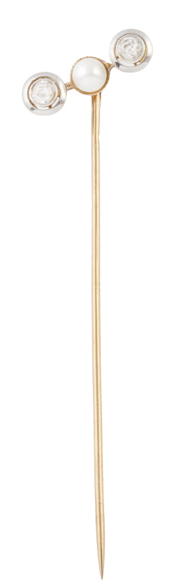 75.  Alfiler de corbata Art-Decó con perla central entre dos chatones de brillantes de talla antigua