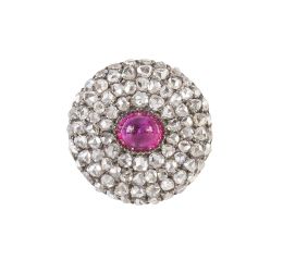 127.  Broche colgante c. 1850 circular cuajado de diamantes, con cabuchón pan de azucar de rubí central 