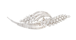 272.  Broche de brillantes años 60 con dos racimos de brillantes engastados en garras, y rematados en estelas de tres bandas de brillantes