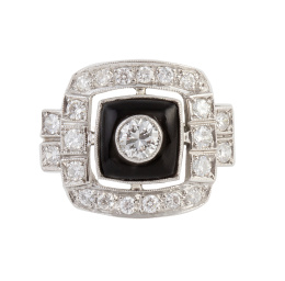 141.  Sortija estilo Art-Decó de ónix y brillantes, en diseño de frente cuadrado con chatón de brillante central