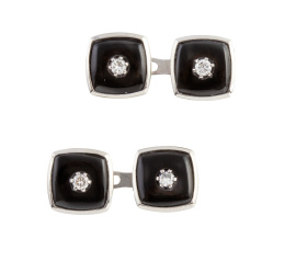 145.  Gemelos dobles de ónix y brillantes, con piezas cuadrangulares, articulados con pieza en forma de 8