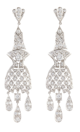 260.  Pendientes largos de brillantes estilo Art-Decó, con varias formas articuladas, cuajadas de brillantes y adornadas con decoración calada