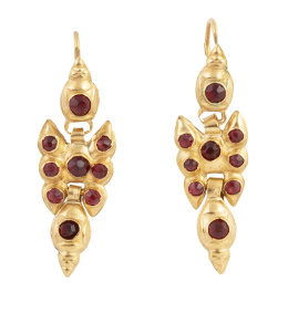 61.  Pendientes largos populares S. XVIII-XIX en metal dorado con piedras rojas, con diseño de tres cuerpos articulados
