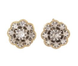 117.  Pendientes de pp. S. XX roseton de zafiros blancos