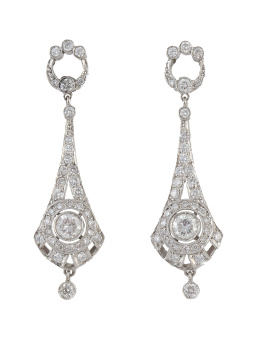 133.  Pendientes largos estilo Art-Decó de brillantes, con diseño punta de flecha rematado en chatón colgante