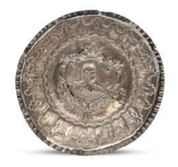 1166.  Bandeja circular de plata repujada con personaje masculino con casco de perfil. Con marcas.Juan I. Montero, Salamanca, segunda mitad del S. XVIII.