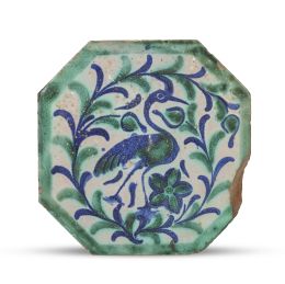 1007.  Azulejo octogonal de cerámica esmaltada en azul y verde, con una garza entre hojas.Fajalauza, S. XVIII.