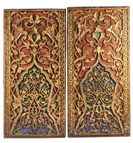 621.  Pareja de paneles otomanos de madera tallada, policromada y dorada, con decoración de atauriques.S. XIX.