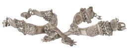 605.  Pareja de espuelas de metal decoradas con cabezas de animales.S. XVIII - XIX.