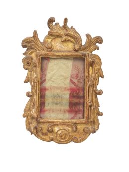532.  Marco de madera tallada y dorada con flor y rocalla.
Españ