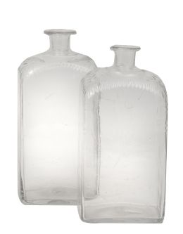 766.  Pareja de frascas de vidrio transparente soplado a molde con decoración tallada.La Granja, periodo clasicista (1787-1810).