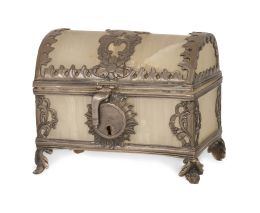 1293.  Cofre de alabastro con tapa de medio cañón, montado en plata.Trabajo virreinal, principios del S. XVIII.