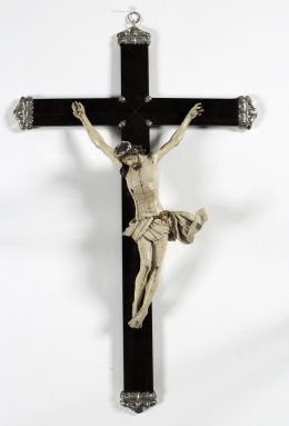 884.  Cristo en madera tallada y policromada, cruz de ébano con cantoneras de plata repujada.Taller granadino S. XVII..