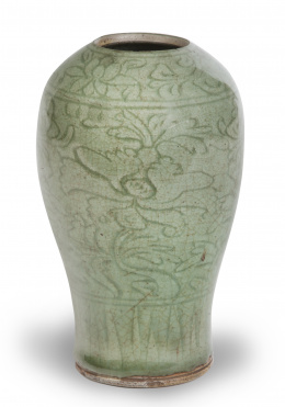 1130.  Jarrón en esmalte celadón con flores, estilo longquam/Ming. China, dinastía Quing.