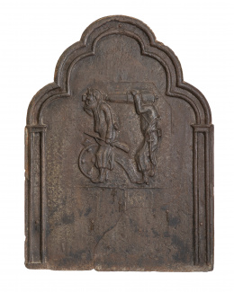 677.  Placa de chimenea en hierro con dos soldados cargando un cañón.S. XIX.