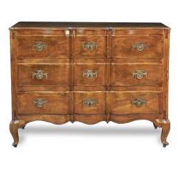 1336.  Cómoda Carlos III en madera de palosanto con fileteado de boj y herrajes en bronce dorado.España, Mallorca, mediados del S. XVIII.