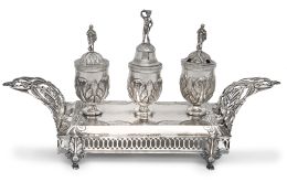 1328.  Escribanía fernandina de plata, grabada, cincelada, troquelada y calada.Fiel contrastre Rafael Martos y Luque. Platero Francisco de Paula Martos, Córdoba, 1849.