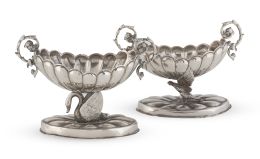646.  Pareja de centros de plata decorados con cisnes.S. XX.