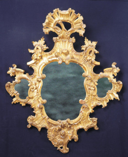 886.  Importante cornucopia Fernando VI en madera tallada y dorada conservando su dorado y lunas originales.Trabajo español, h. 1750-60.