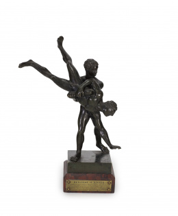 1363.  Escuela francesa, primer cuarto S.XIX.“Hércules y Anteo” según un modelo de la antigüedad.Bronce patinado sobre base en mámol rouge griotte..