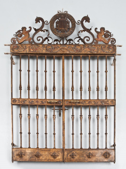 787.  Cancela de dos hojas Alfonsina en el estilo renacentista en hierro forjado , dorado y policromado con copete con escudo marquesal.Trabajo español, h. 1900.