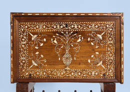 542.  Importante papelera renacentista en madera de nogal, boj  y hueso; con taracea en  “pinyonet” formando motivos platerescos.Corona de Aragón, mediados del S. XVI..